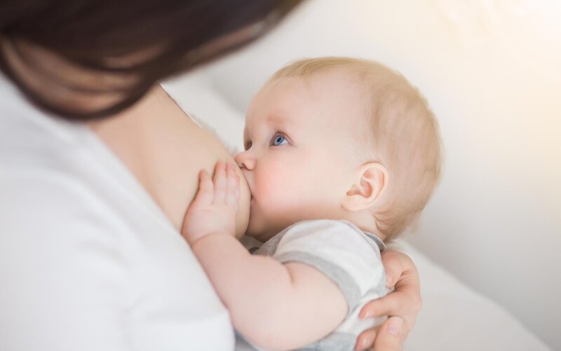 Trẻ sơ sinh cần uống đủ sữa mẹ để phát triển và tạo đủ máu cho cơ thể
