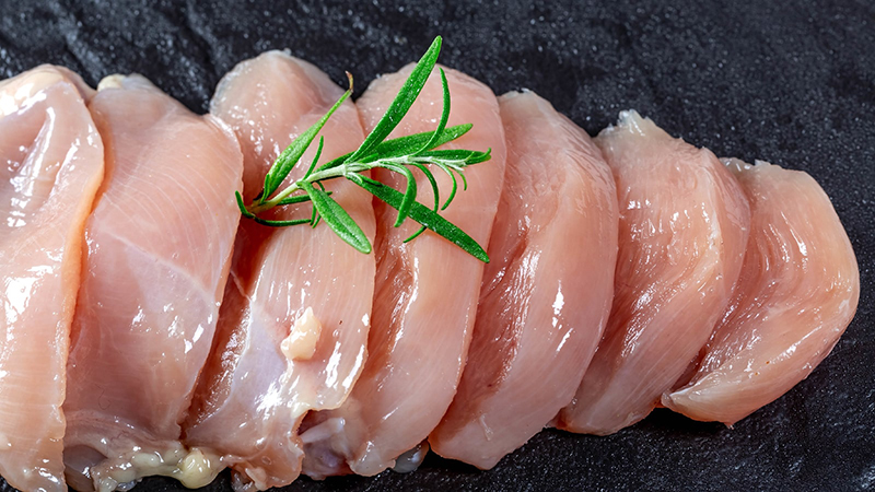 Khi bị lạc nội mạc tử cung, bạn nên bổ sung các loại thịt trắng giàu protein như thịt gà,.. vào bữa ăn