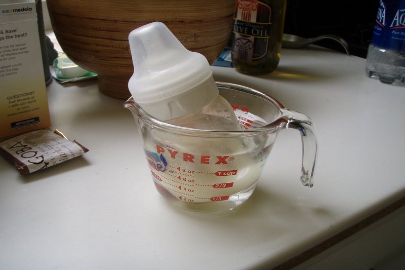 Sữa bảo quản trong tủ lạnh cần được làm ấm trước khi cho trẻ sử dụng, bằng cách ngâm bình vào chậu nước nóng hoặc máy hâm sữa