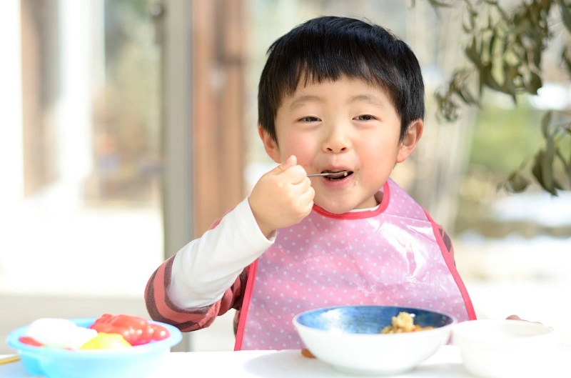 Bé từ 2 - 5 tuổi nên được tham gia vào bữa cơm gia đình để tập thói quen ăn uống
