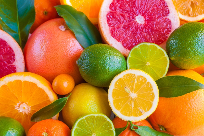 Một số loại trái cây có múi mà bạn nên bổ sung vào thực đơn hàng ngày đó là: bưởi, cam, quýt,…