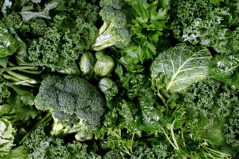 Người bị Covid nên ăn gì, súp lơ xanh, rau chân vịt,… là những loại rau có màu xanh đậm mà bạn nên bổ sung vào thực đơn ăn uống khi mắc bệnh