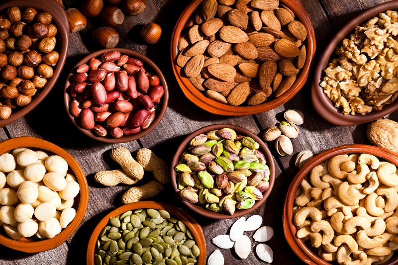 Các loại hạt đều chứa nhiều vitamin, khoáng chất… giúp ngăn ngừa Cholesterol xấu, giảm căng thẳng, thúc đẩy hệ miễn dịch hoạt động tốt
