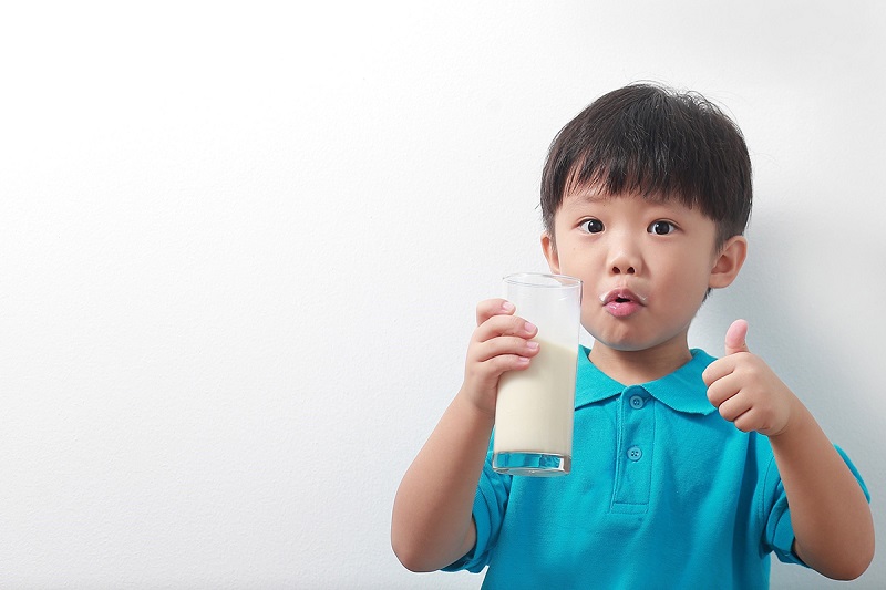 Sữa tách chất béo hay không đường sẽ giúp trẻ giảm cân mà không làm thiếu chất
