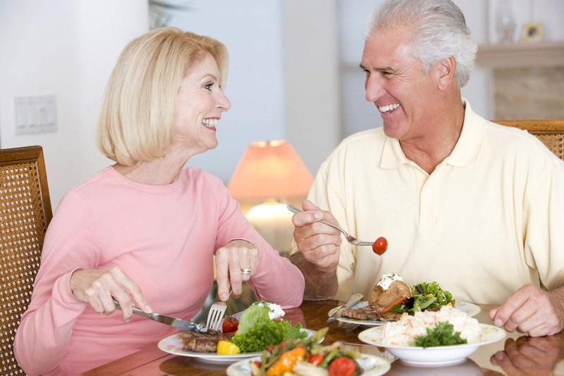 Người cao tuổi nên ăn đầy đủ các nhóm chất dinh dưỡng quan trọng và không bỏ bữa