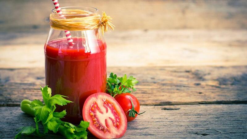 Cà chua có thể kết hợp với nhiều loại thực phẩm khác để trở thành những món ăn thơm ngon như salad, bánh kẹp,... hoặc dùng tráng miệng