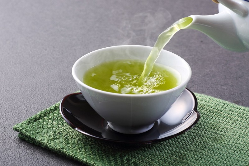 Để giúp trí óc được tỉnh táo và tập trung hơn trong công việc, bạn có thể sử dụng trà xanh làm thức uống