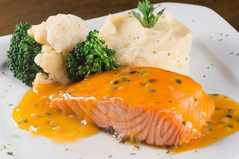 Cá hồi kết hợp với khoai lang là món ăn giảm cân bổ sung và lành mạnh