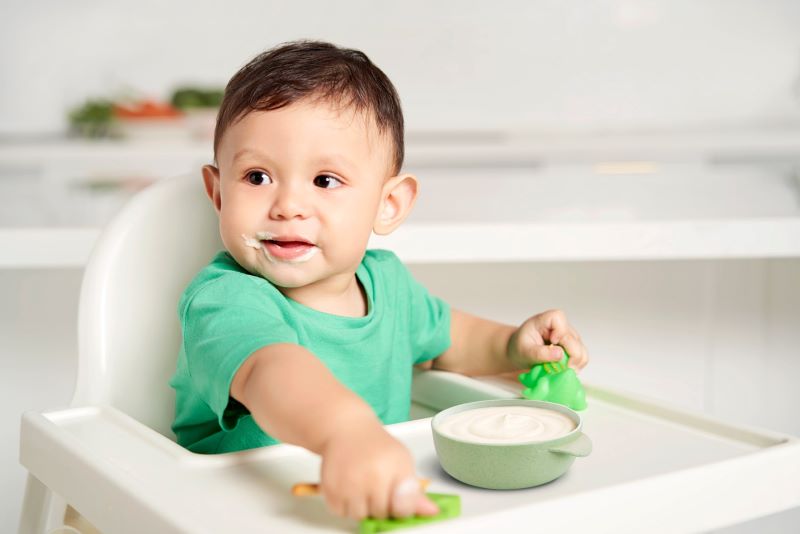 Về chế độ thức ăn chính cho bé từ 1 đến 3 tuổi là cháo, sữa, bột ăn dặm hay một số thực phẩm mềm được cắt nhỏ cho dễ ăn