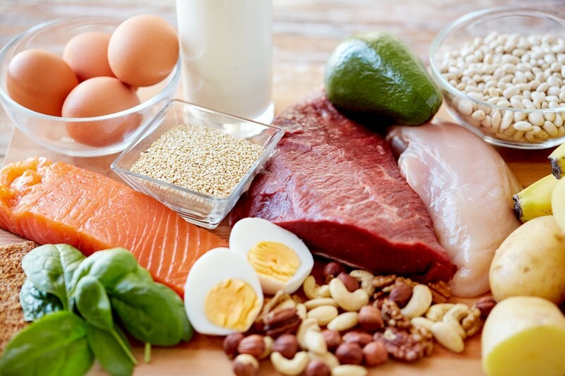 Một số loại thực phẩm có dưỡng chất giàu protein như là: cá, thịt, trứng, sữa, các loại hạt, đậu,...