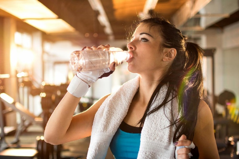 Uống đủ nước mỗi ngày cho cơ thể vừa giúp đốt mỡ hiệu quả vừa hỗ trợ tốc độ phục hồi cơ bắp diễn ra nhanh hơn