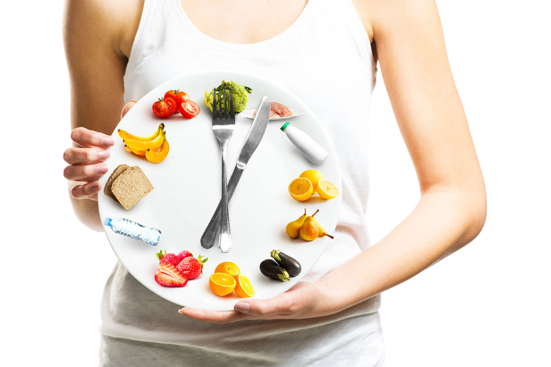 Ăn đúng bữa sẽ giúp điều chỉnh sự thèm ăn đồng thời ngăn ngừa cảm giác thèm ăn và đột quỵ