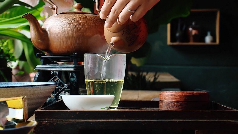 Pha trà xanh bằng nước nóng 85 độ C giúp giữ được dưỡng chất và hương vị tốt nhất
