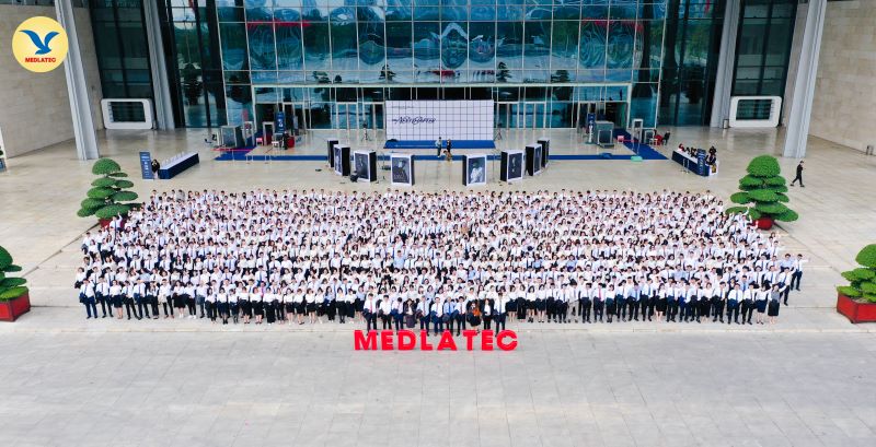 Ngày 3/1 vừa qua, tại Trung tâm Hội nghị quốc gia đã diễn ra Lễ tổng kết Tập đoàn MED-GROUP với sự tham dự của gần 1.300 trong tổng số 3.000 cán bộ nhân viên toàn Tập đoàn.