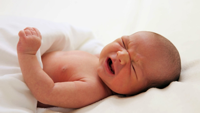 Cấu trúc mũi nhỏ hẹp cũng là một trong các nguyên nhân khiến trẻ sơ sinh hay hắt xì